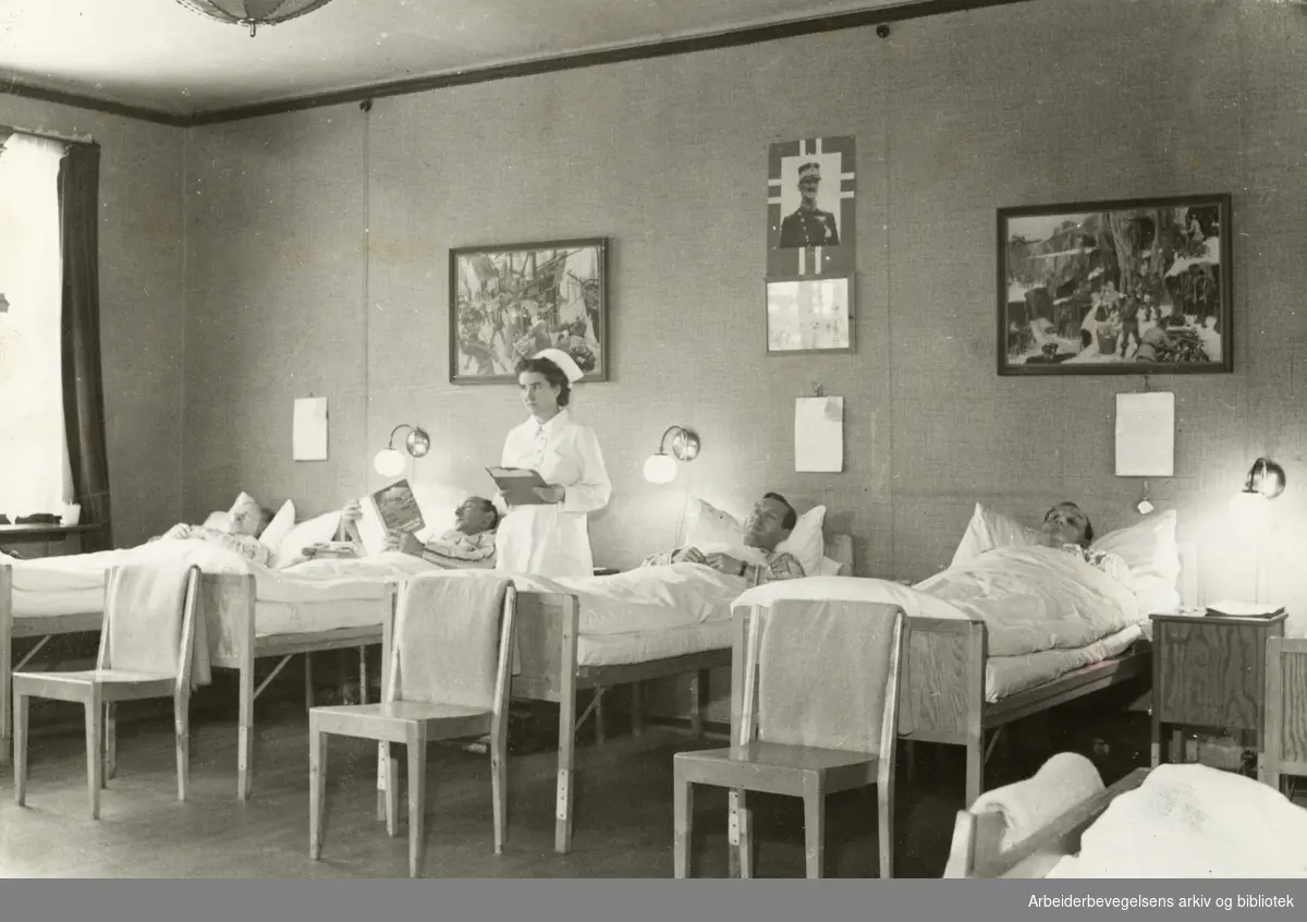 Midtstua. Svenska Røde Korsets sykehus. Oversøster Anna Digranes i en av sykestuene med svenske bjerkemøbler. Desember 1945