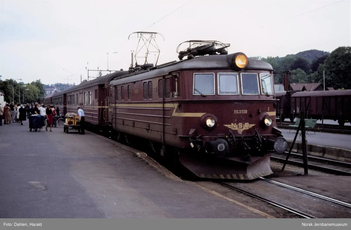Elektrisk lokomotiv El 11 2110 med persontog til Oslo V på Sandefjord stasjon