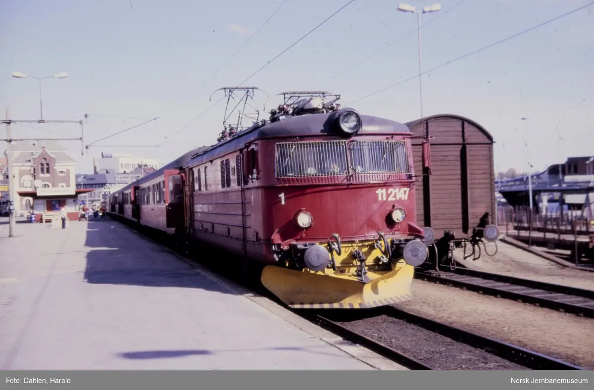 Elektrisk lokomotiv El 11 2147 med persontog på Kristiansand stasjon