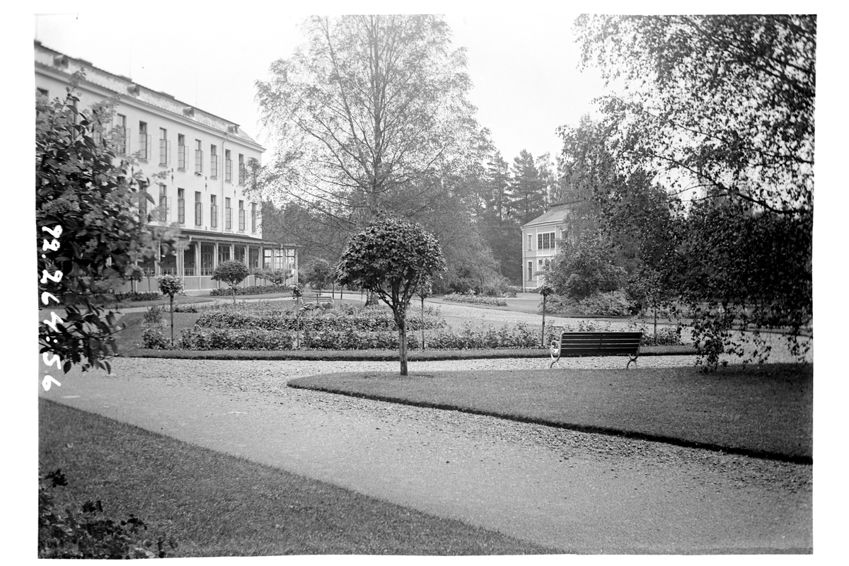 Hållahults sanatorium, exteriör, sanatoriet med parkanläggning och överläkarevillan i backgrunden