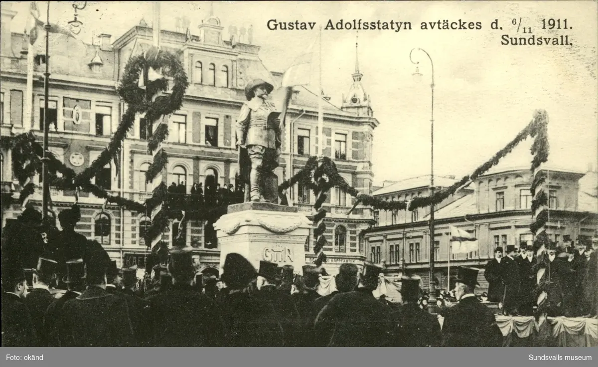 Vykort över invigningen och avtäckningen av statyn över Gustaf II Adolf på Stora torget i Sundsvall.