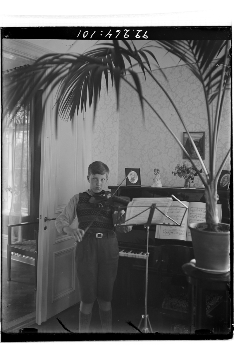 Hålahults sanatorium, interiör, pojke med fiol stående vid piano, stor ...