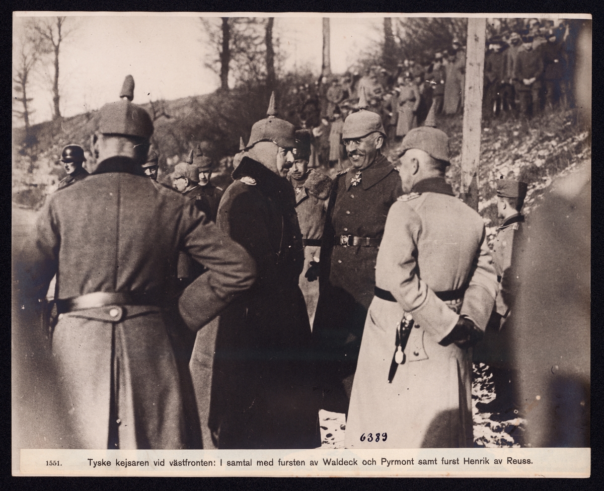 Bilden visar den tyske kejsaren Vilhelm II i samtal med två tyksa fursten i fältet.
