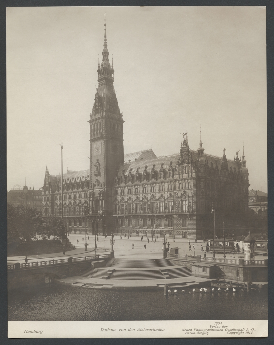 Bilden visar Hamburgs rådhus.