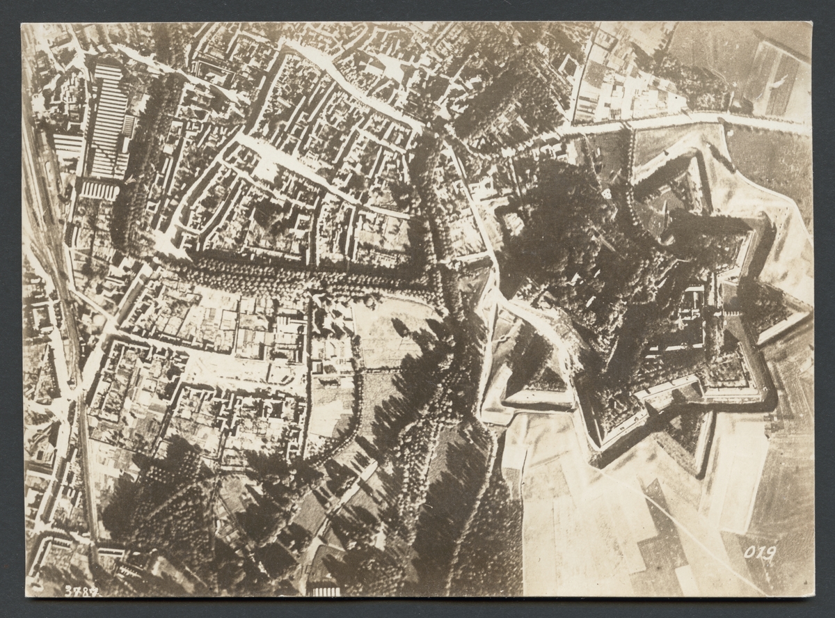 Denna flygbild visar citadell och staden Doullens i Frankrike.

Originaltext: "Doullens vid västfronten enligt en på 4,000 m. höjd tagen tysk
flygfotografi. Till vänster bangårds- och fabriksanläggningar,
till höger det stjärnformiga citadellet."