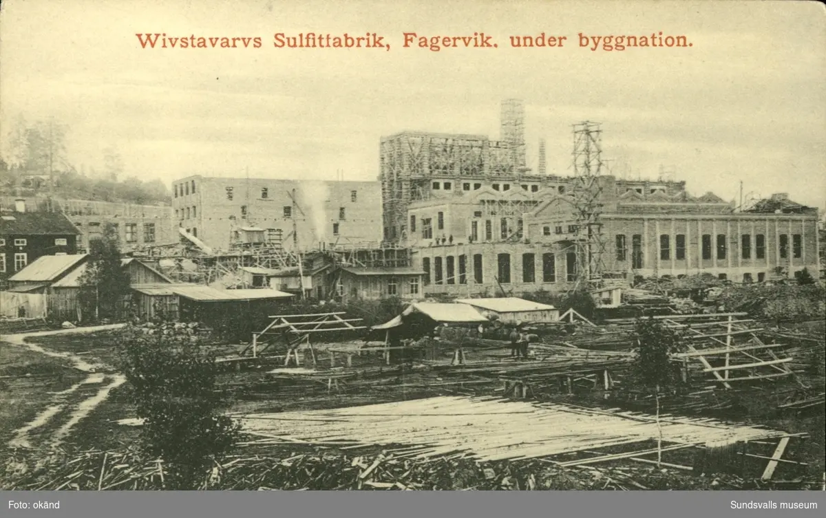 Vykort med motiv över Vivstavarvs Sulfitfabrik i Fagervik under byggnationen.