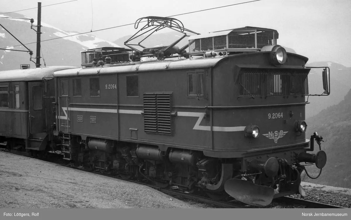 Elektrisk lokomotiv El 9 2064 med persontog fra Myrdal til Flåm på Vatnahalsen holdeplass
