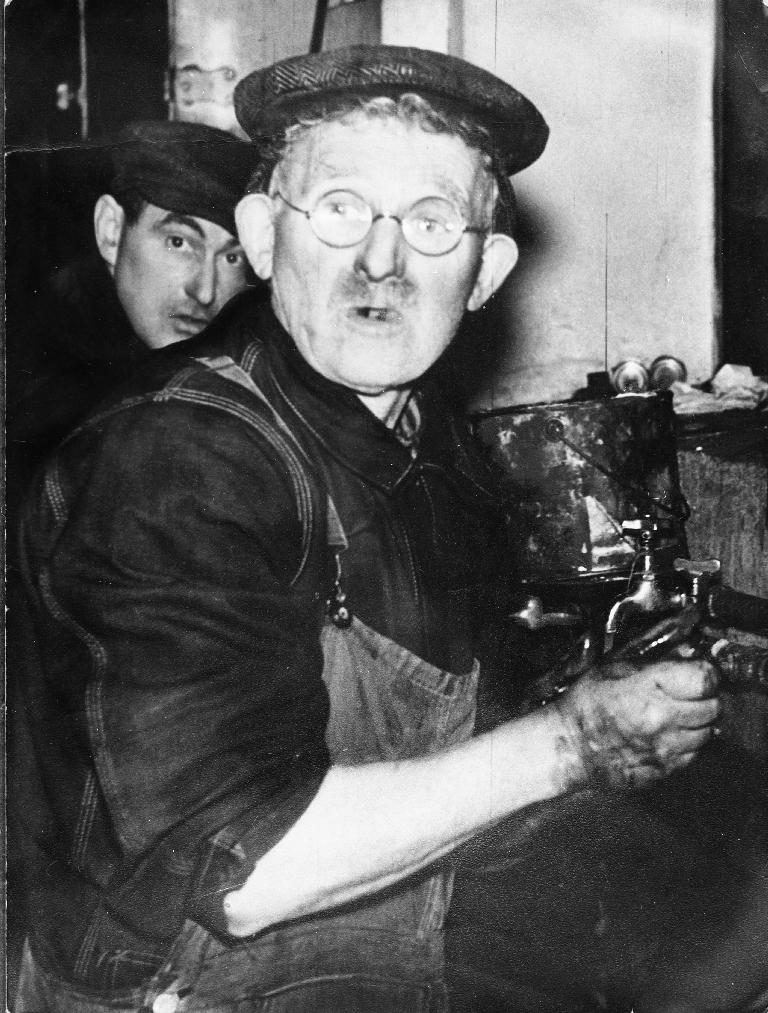 Kvernelands fabrikk. Ivar Mæland (1884 - 1955) vaskar hendene etter ein arbeidsdag.