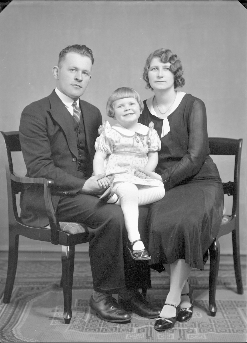Gruppebilde. Familiegruppe på tre. Ung mann, ung kvinne og liten pike. Bestilt av Styrmann Dommersnes