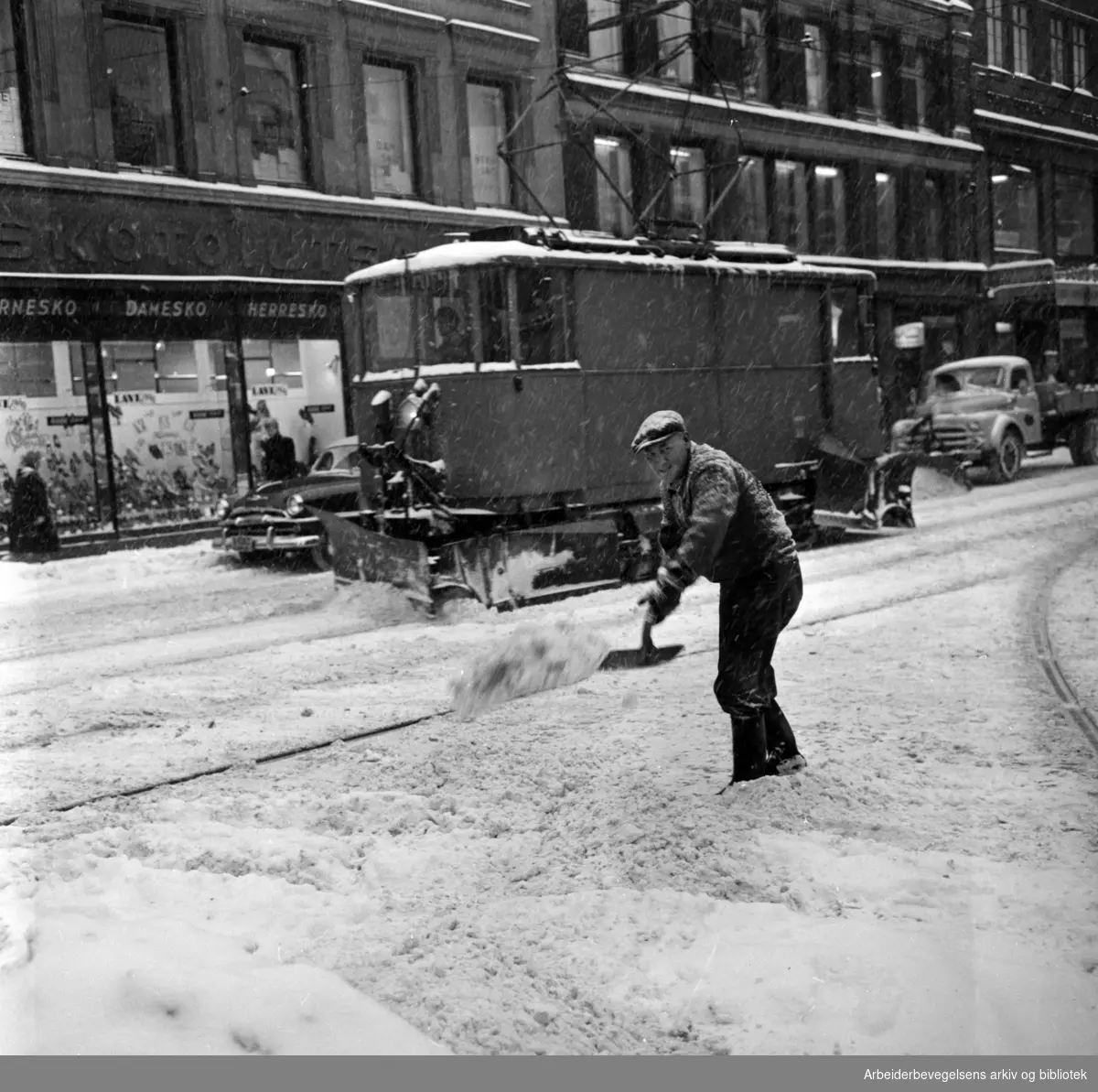 Snørydding i Storgata, vinteren 1959. Arbeidstrikk med plog fra Oslo Sporveier.