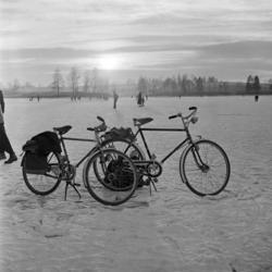 Skøyteis på Bogstadvannet. Desember 1957.