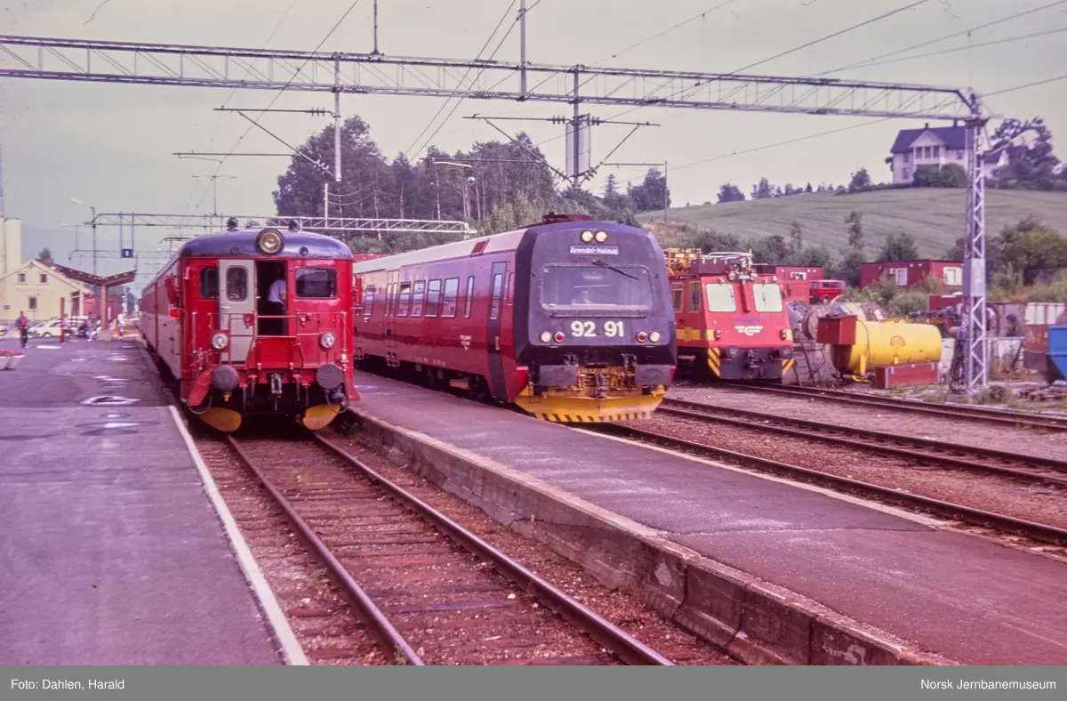 Kryssing på Bø stasjon mellom elektrisk motorvognsett type 68B og ...