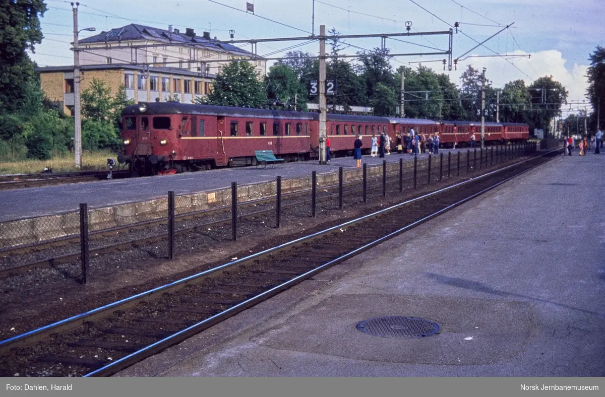 Elektrisk motorvognsett type 68B (nærmest) og 68A med persontog fra Oslo på Tønsberg stasjon