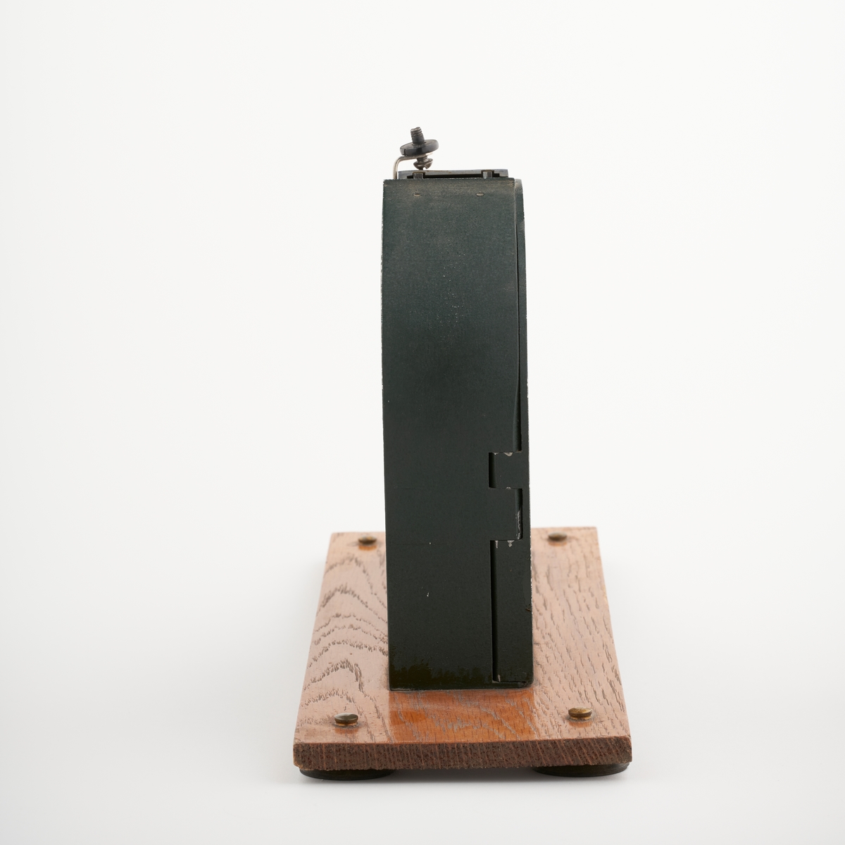 Kølappmaskin montert på en treplate med gummiføtter. Ved å trekke i håndtaket kom en kølapp ut. 

NAV-samlingen er en gruppe av gjenstander som har vært anvendt på sosialkontoret (Aetat - NAV) i Skedsmo kommune.