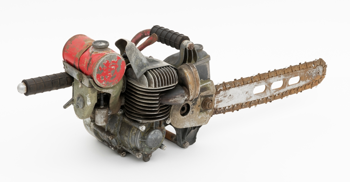 Saga har totaktsmotor på 93 cm3, SAFE clutchkobling, automatisk snorstarter, skovltannkjede og 18" sverd av fjærstål med vendetrinse. Olje og bensin blandes i forholdet 1:10. Jo-Bu "Viking" kom på markedet i 1957.