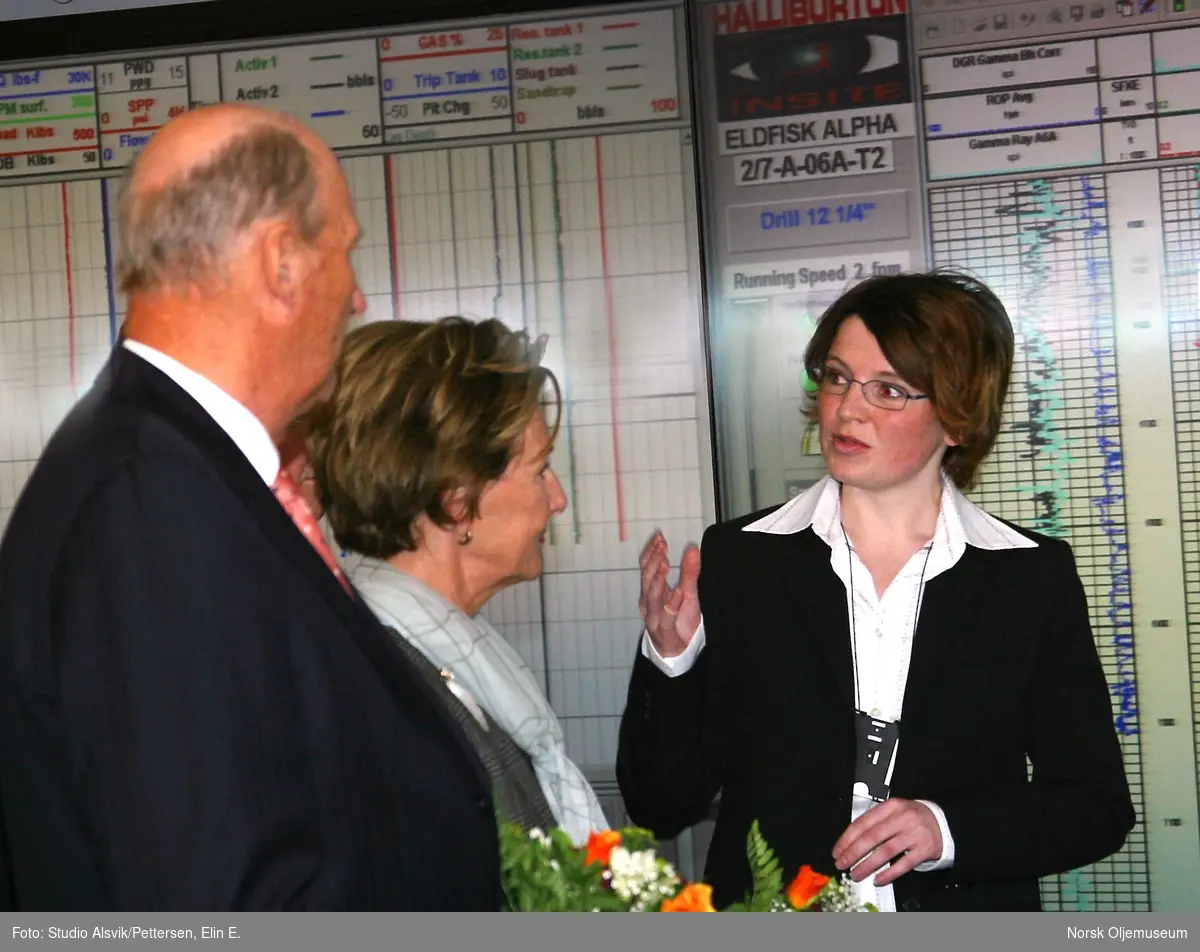 Kong Harald og dronning Sonja er på besøk hos ConocoPhillips den 15. april 2004. Geolog Kjersti Flaat viser rundt.