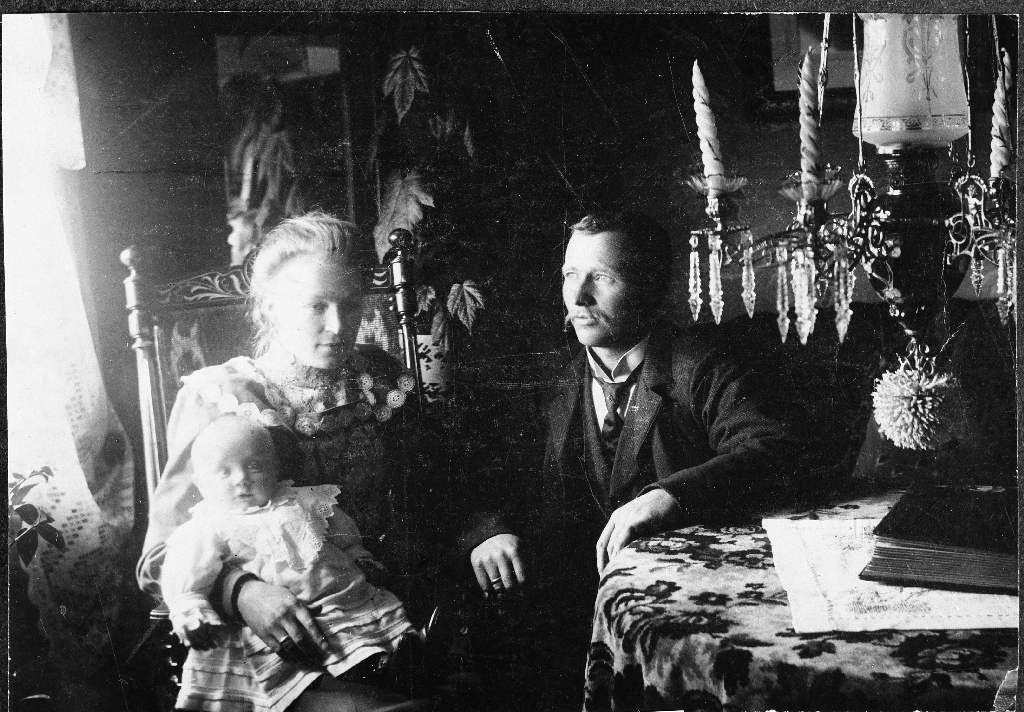Bilete frå bestestova i Arne Garborgs veg på Bryne. Karl Kverneland (1876 - 1945) med kona Johanna f. Skår (1884 - 1963) og sonen Sven K. Kverneland (1907 - 1992)