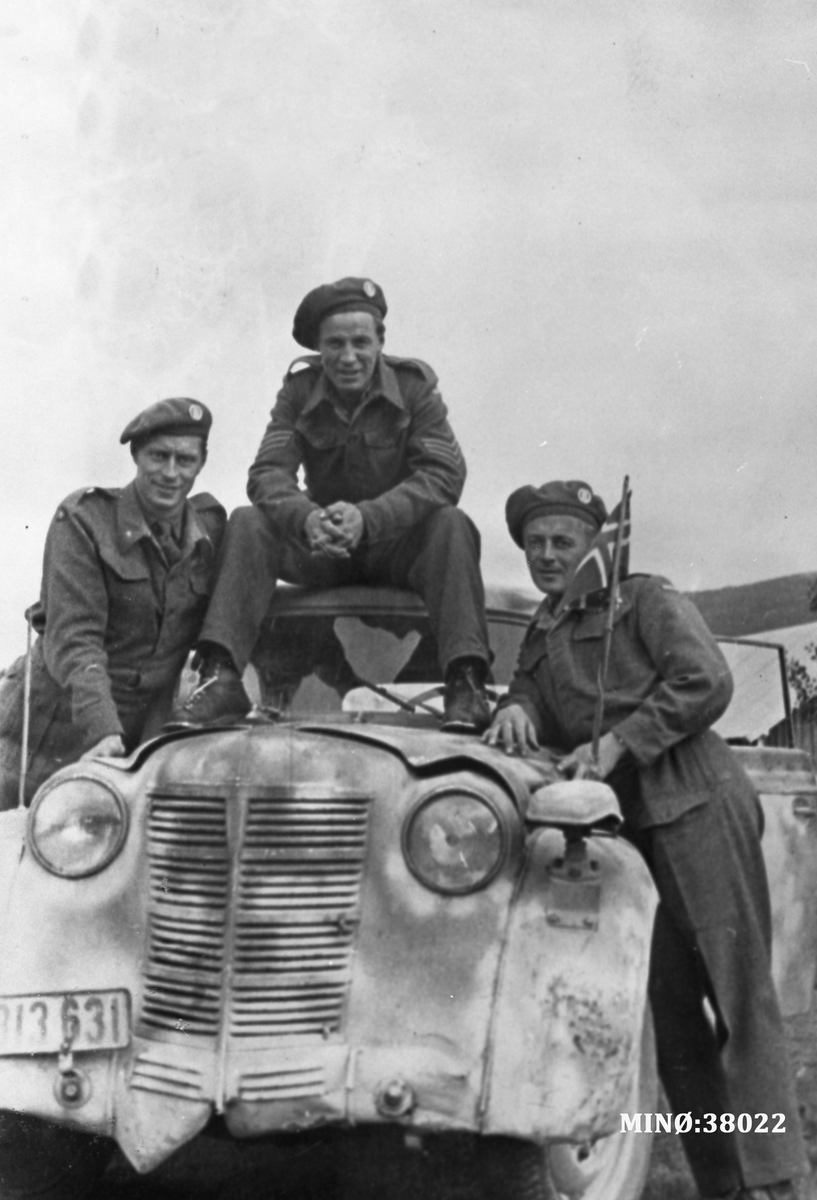 Svein Øvergaard, Rolf Øvergaard og ukjent soldat på bil etter frigjøringa.