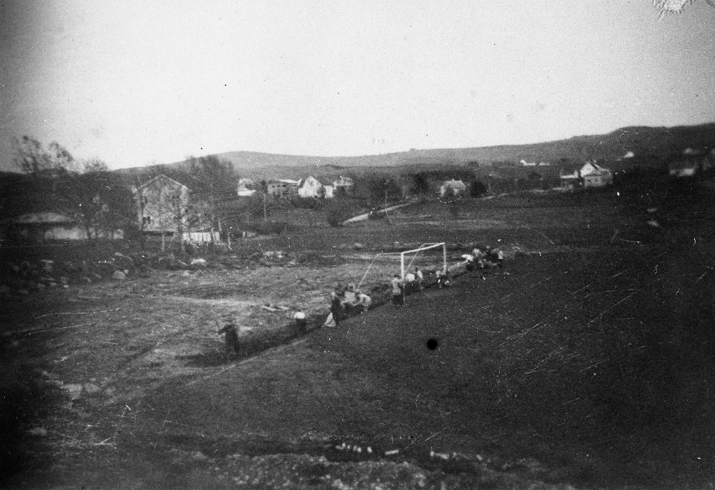 Fotballbanen på Frøyland, Brekkenuten i bakgrunnen.
