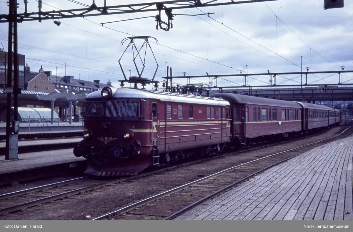 Elektrisk lokomotiv El 11 2145 mer persontog på Oslo Østbanestasjon