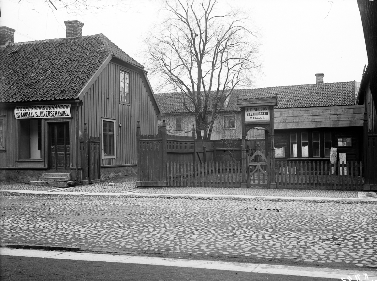 J. E. Nelssons stenhuggeri har en filial på Kyrkogatan 8 i Jönköping. I huset intill finns "Magnusson & Johanson Spannmåls & Diversehandel".