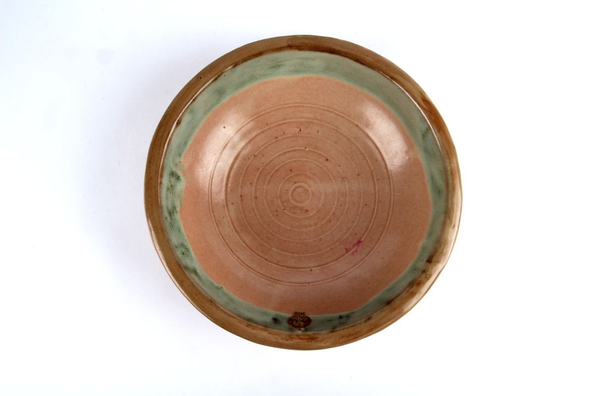 Glasert keramikkskål med riller i bunn og grønn rekor.