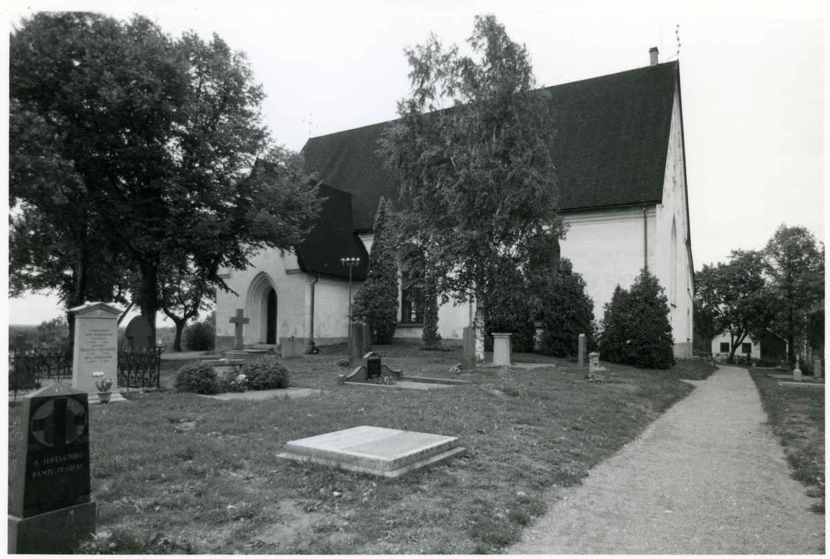 Möklinta sn, Sala.
Exteriör av Möklinta kyrka med kyrkogård med gravstenar utanför.