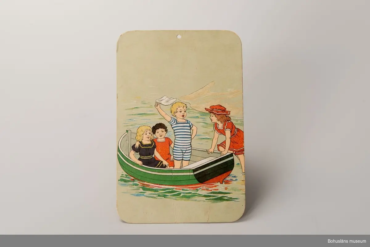 Båt vid strand med fyra barn i.