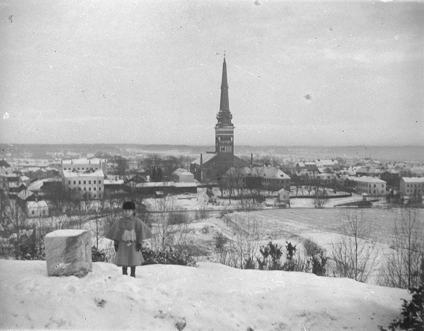 Nanna Swartz och utsikt från Djäkneberget mot öster, Västerås.