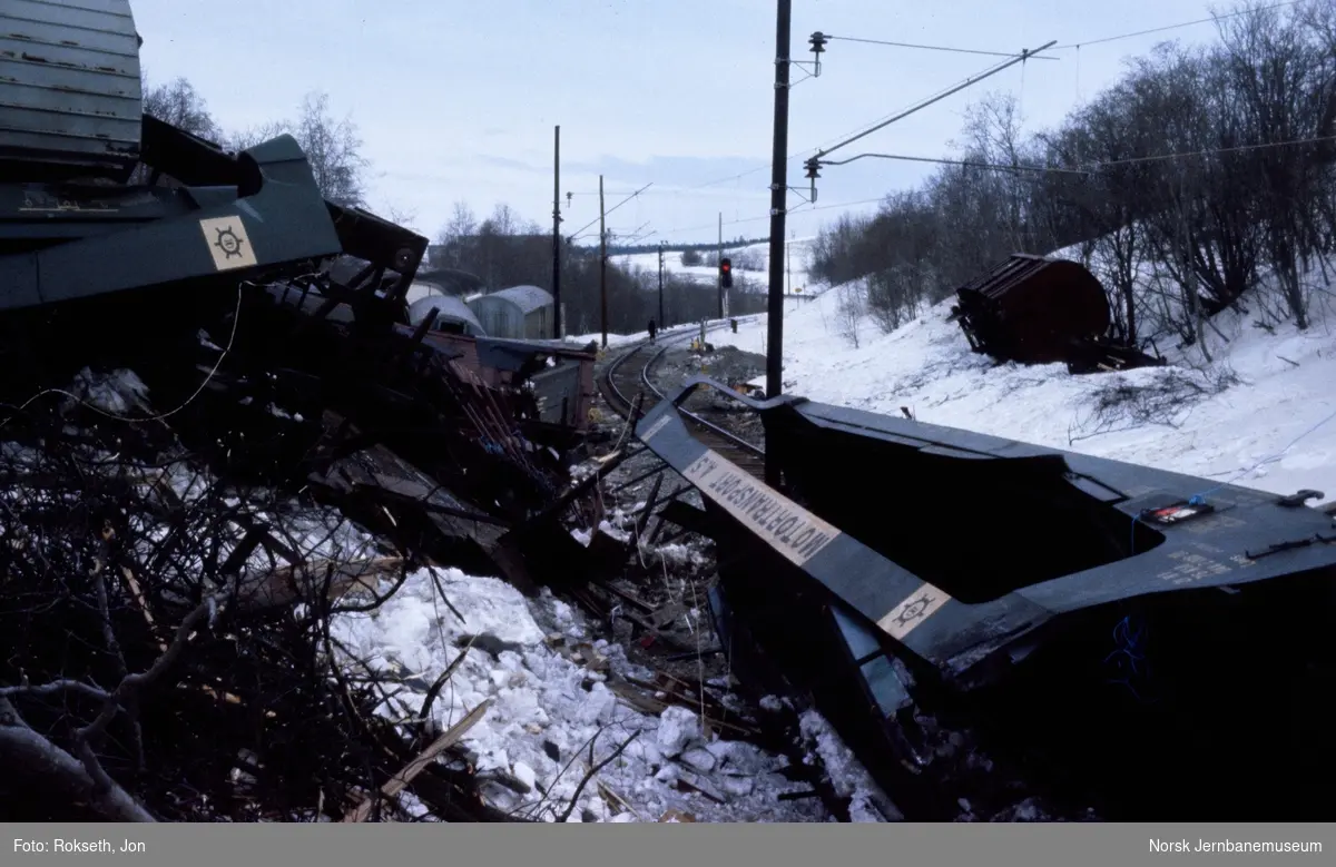 Ødelagte jernbanevogner etter togulykken ved Nypan der et godstog som hadde mistet bremsene kolliderte med et lokaltog.
