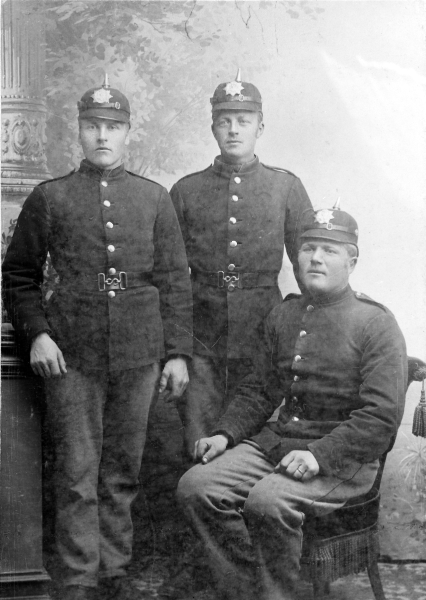 Portrett av tre soldater, den ene er Mikael Brandvoll, til venstre (født 1876)