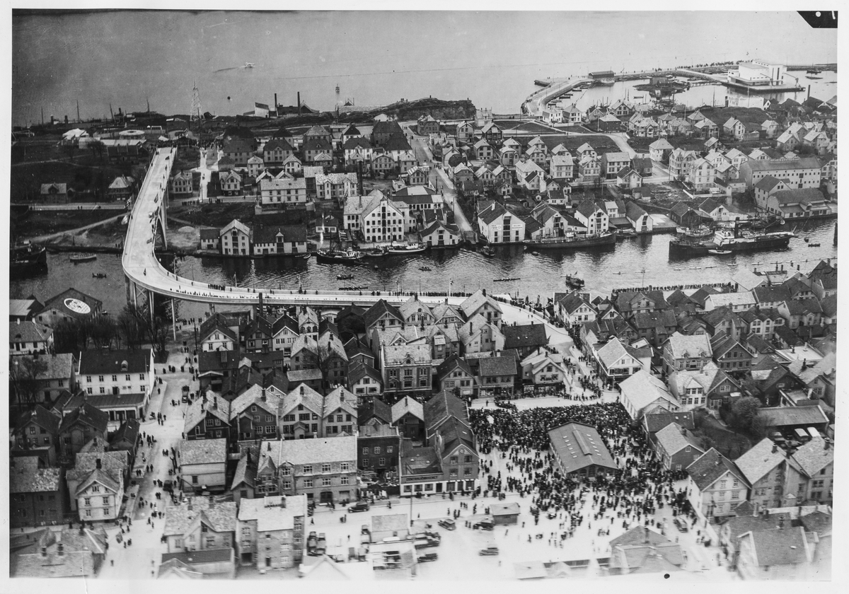 Fugleperspektiv over byen sett mot vest, ca. 1947.