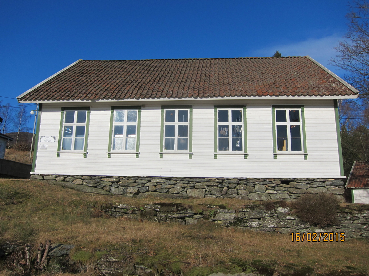 Ungdomshuset Fredheim på Baustad. Ungdomshuset inneholder i dag Vatland- og Kirkebøsamlingene fra Nedstrand bygdemuseum.