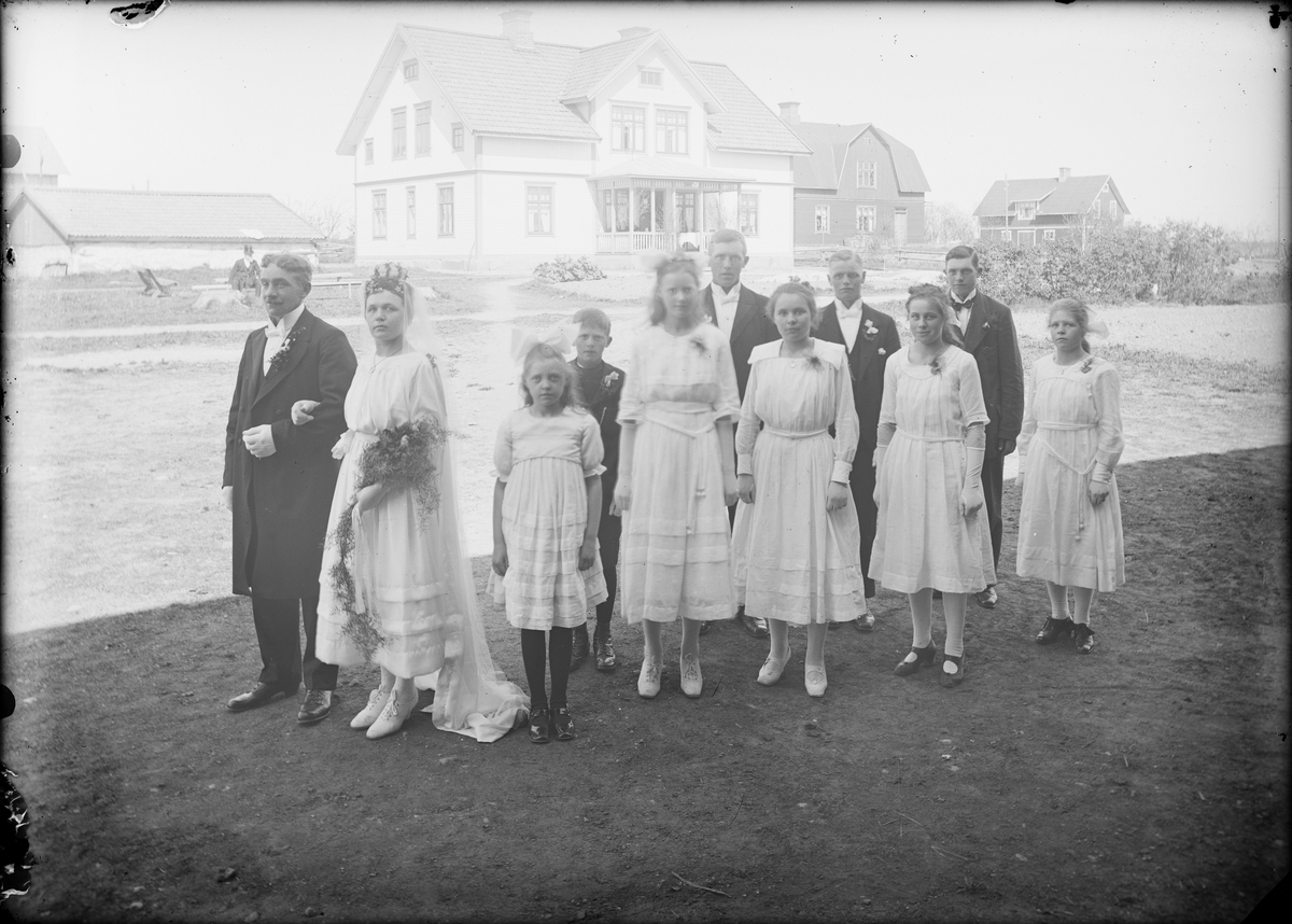 Brudparet Gustav Karlsson och Elsa Blomgren med följe, Kilby, Alunda socken, Uppland 1920