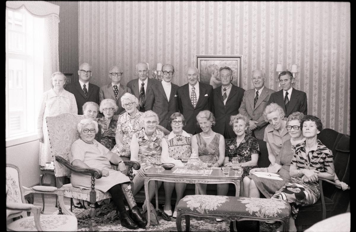 Gruppebilde tatt i juni 1976 i anledning av 50-års jubileum for en skoleklasse fra Middelskolen i Harstad.
