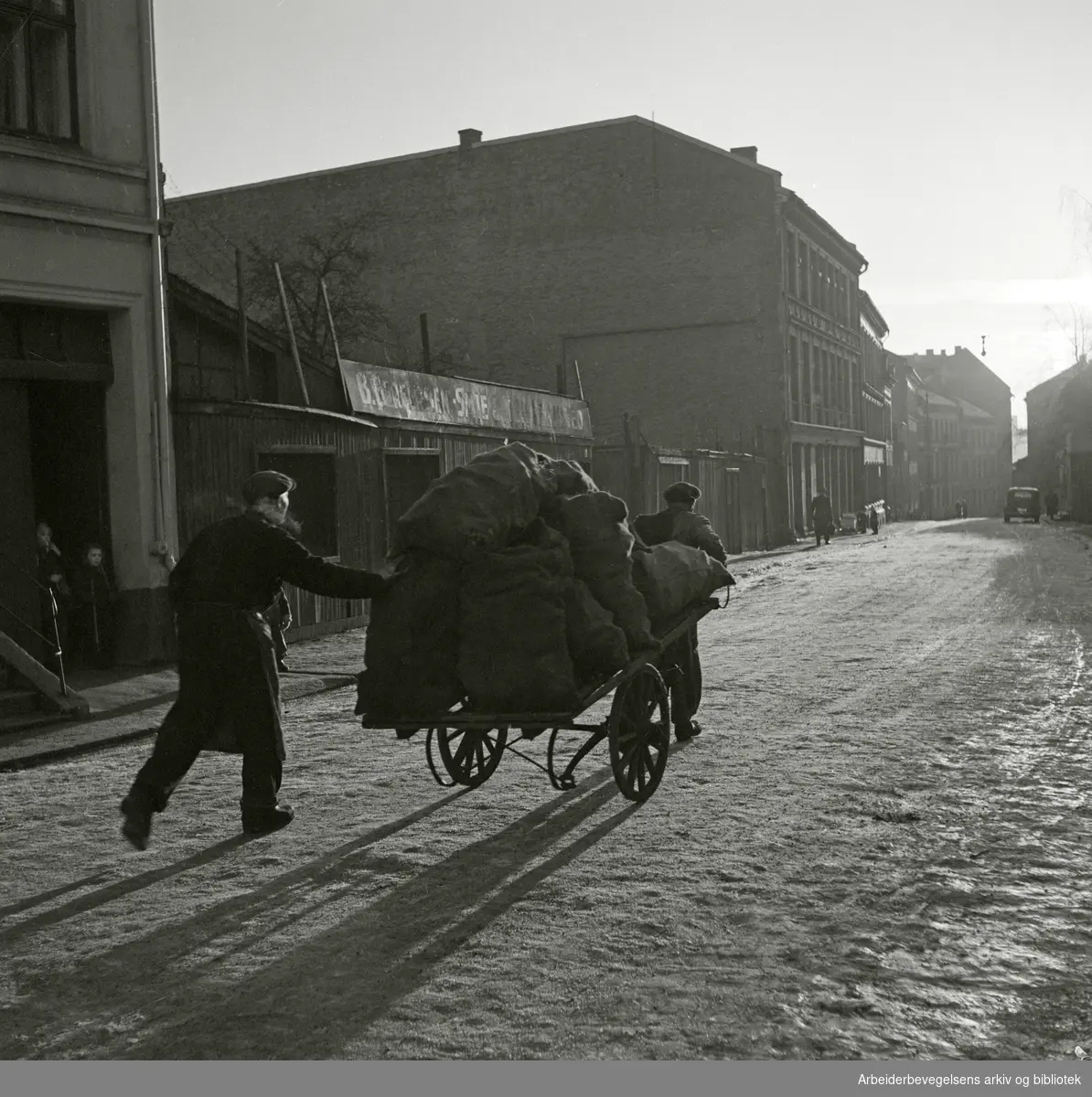 Utkjøring av koks på Enerhaugen. Desember 1950.