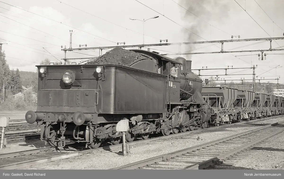 Damplokomotiv type 24b nr. 236 med  tomme bunntømmingsvogner på Kongsberg stasjon