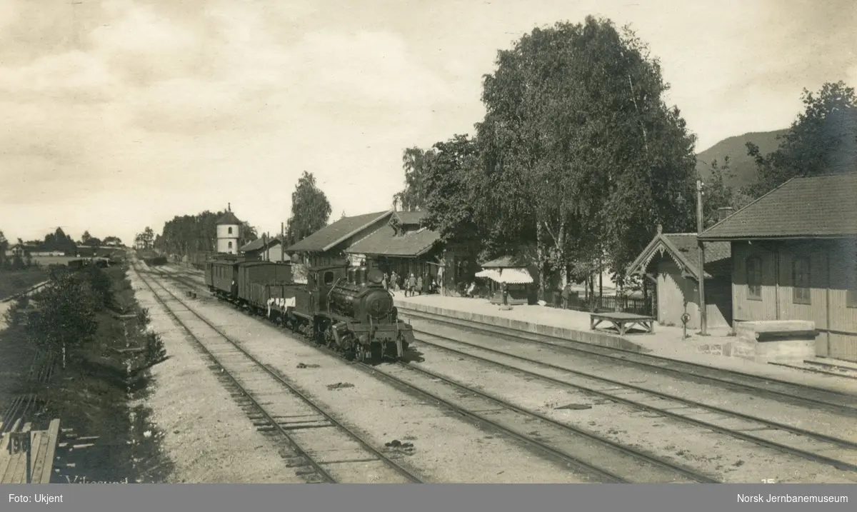 Damplokomotiv type 21a med blandet tog fra Krøderen på Vikersund stasjon
