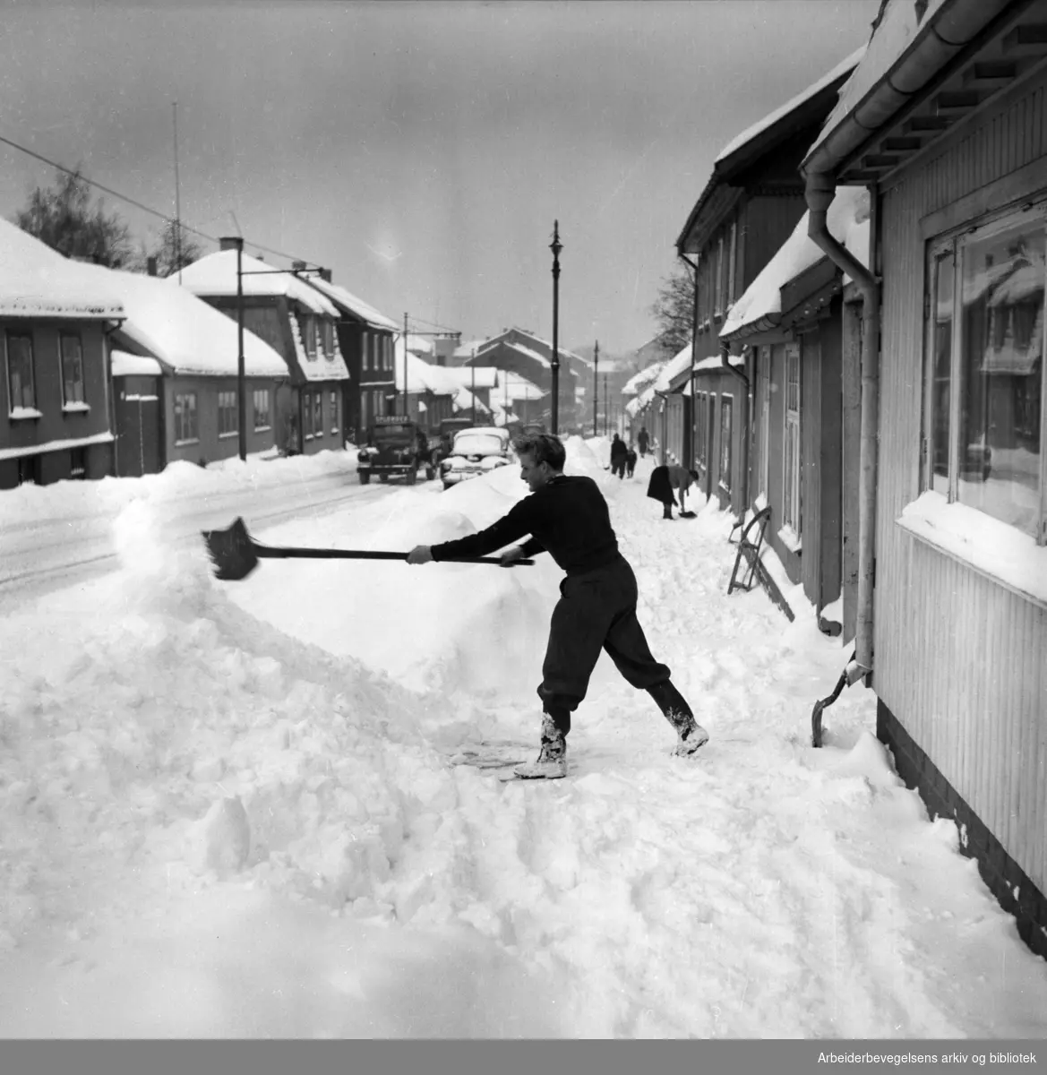 Store snømengder i Oslos gater. Mars 1954.