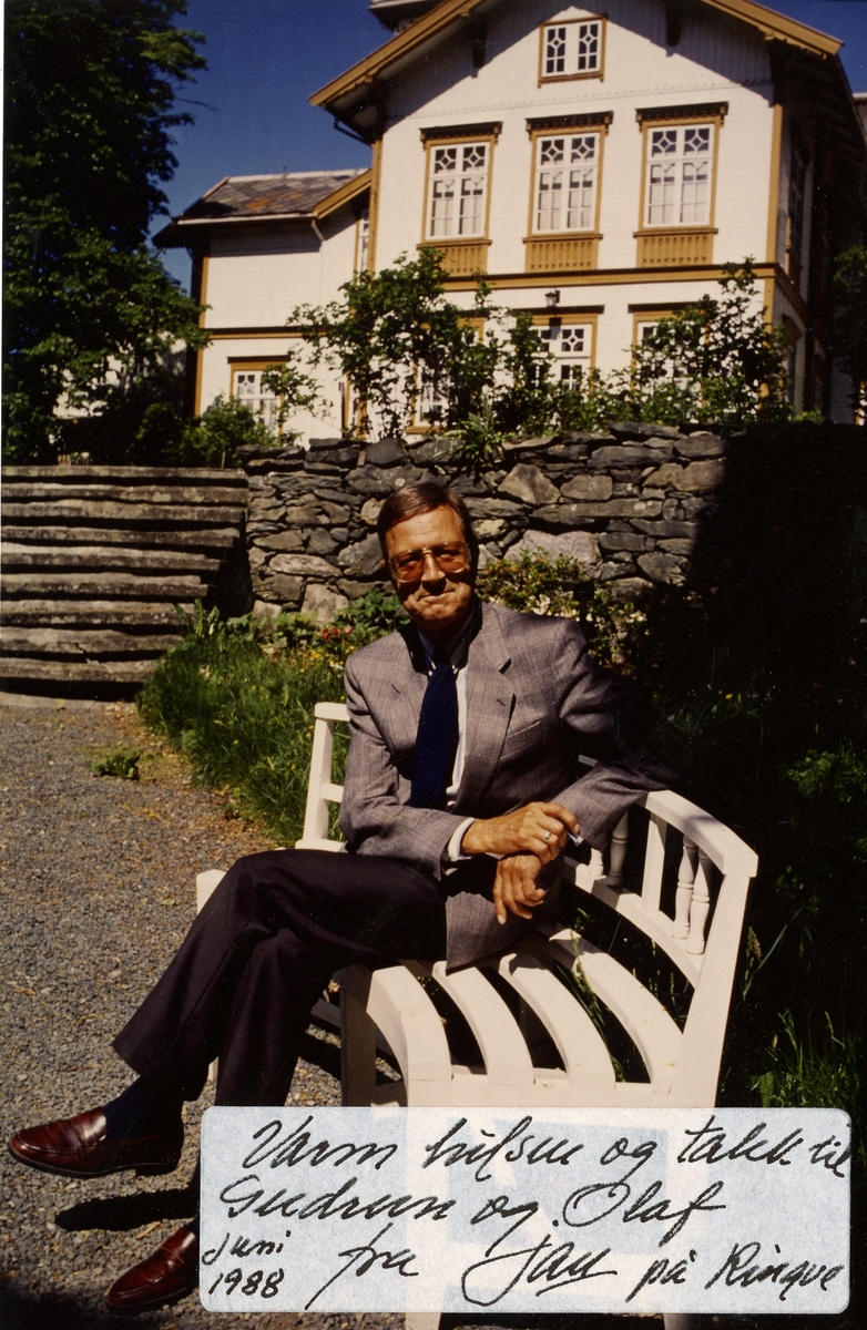 Fra Olaf T. Ranum's "kunstnervegg". bildet viser Jan Voigt i Parken på Ringve.
Signert med hilsen: juni 1988.