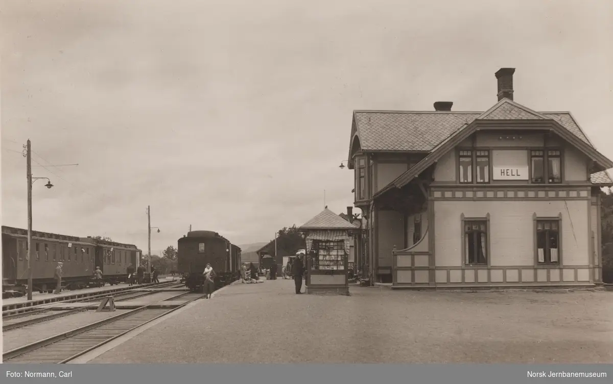 Kryssing på Hell stasjon mellom persontog fra Sunnan til Trondheim i spor 3,, tog 496, og persontog fra Trondheim til Storlien, tog 453
