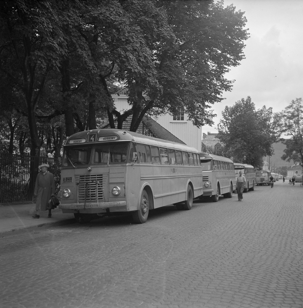 Busser i Dronningens gate ved Stiftsgårdsparken