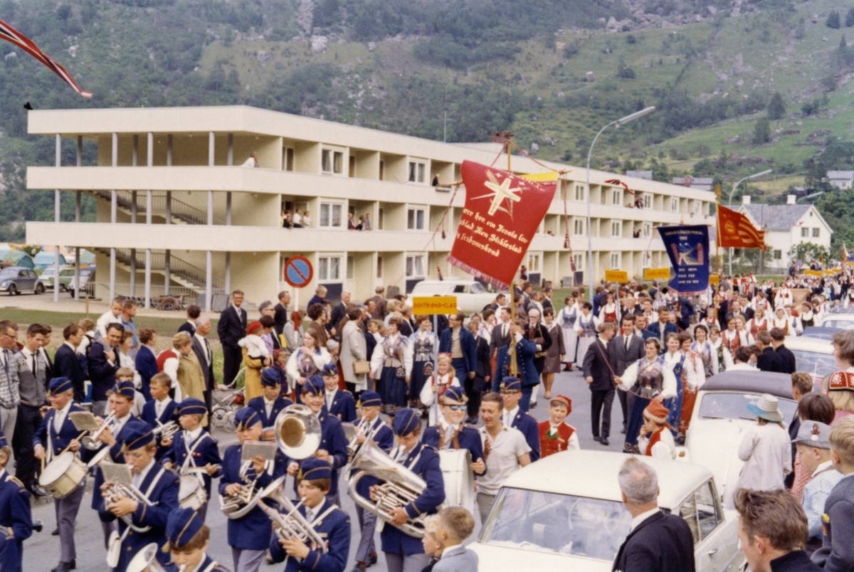 Stemnetog og musikkorps under NU-stemnet i Odda i 1967.