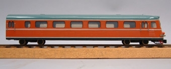 Modell i skala 1:50 av motorvagn Y0a2B, X9B, manöverenhet.
Orange med grågrönt tak.

Kallades i folkmun Paprikatåget.