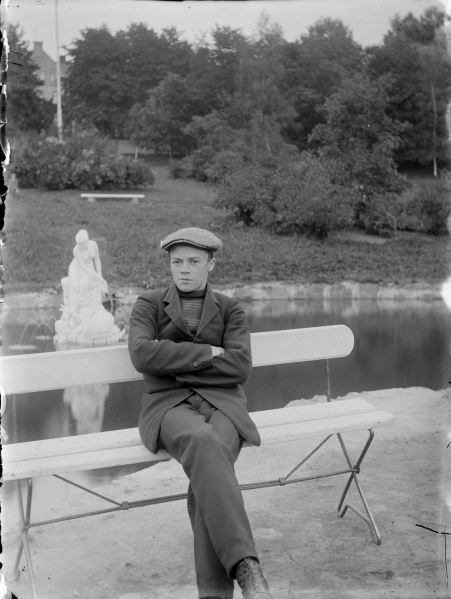 Ung mann i Søndre park, Lillehammer
