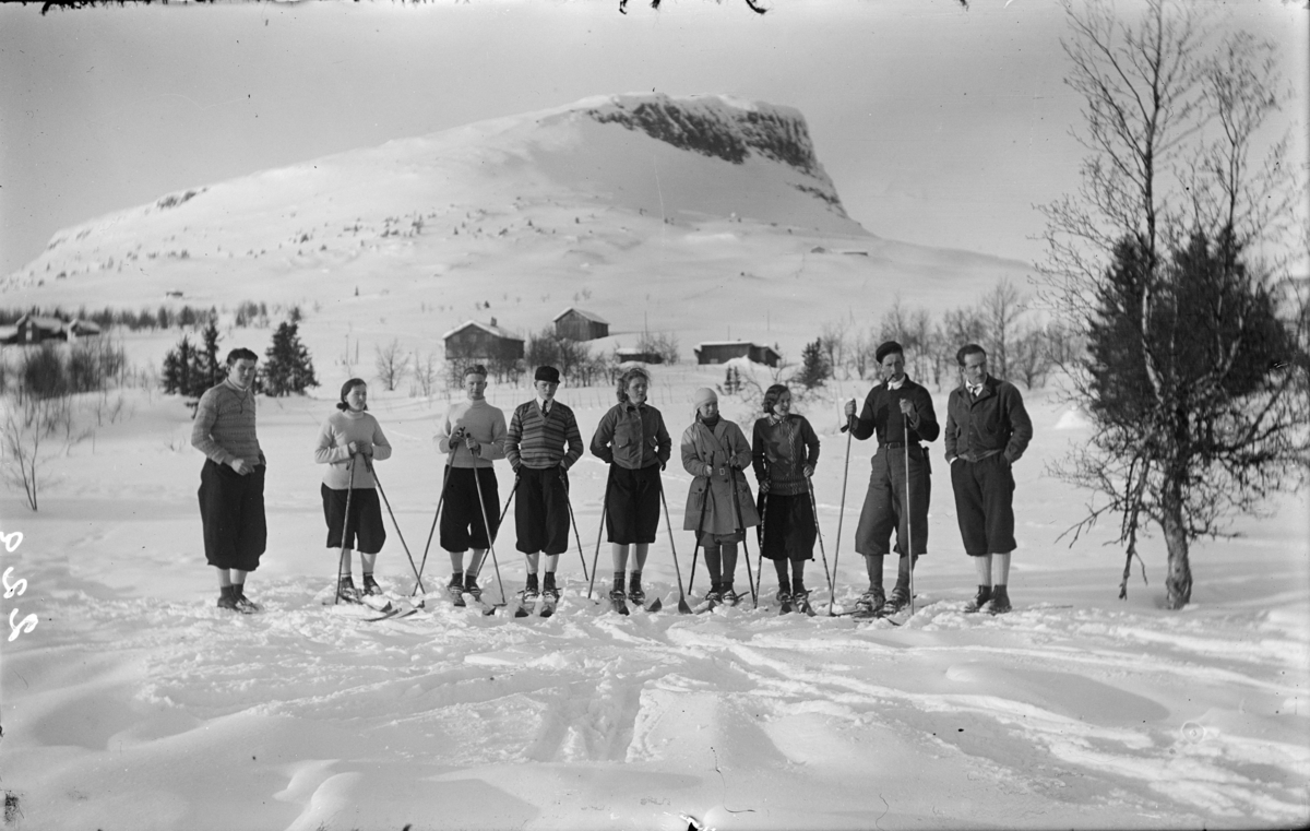 På Skei vinteren 1931. Skeikampen i bakgrunnen. På ski foran fra venstre: nr 1 Hans Skumlie, nr 3 Adolf Didriksen, nr 7 Ruth Solbakken og nr 9 Karl Olav Moe.