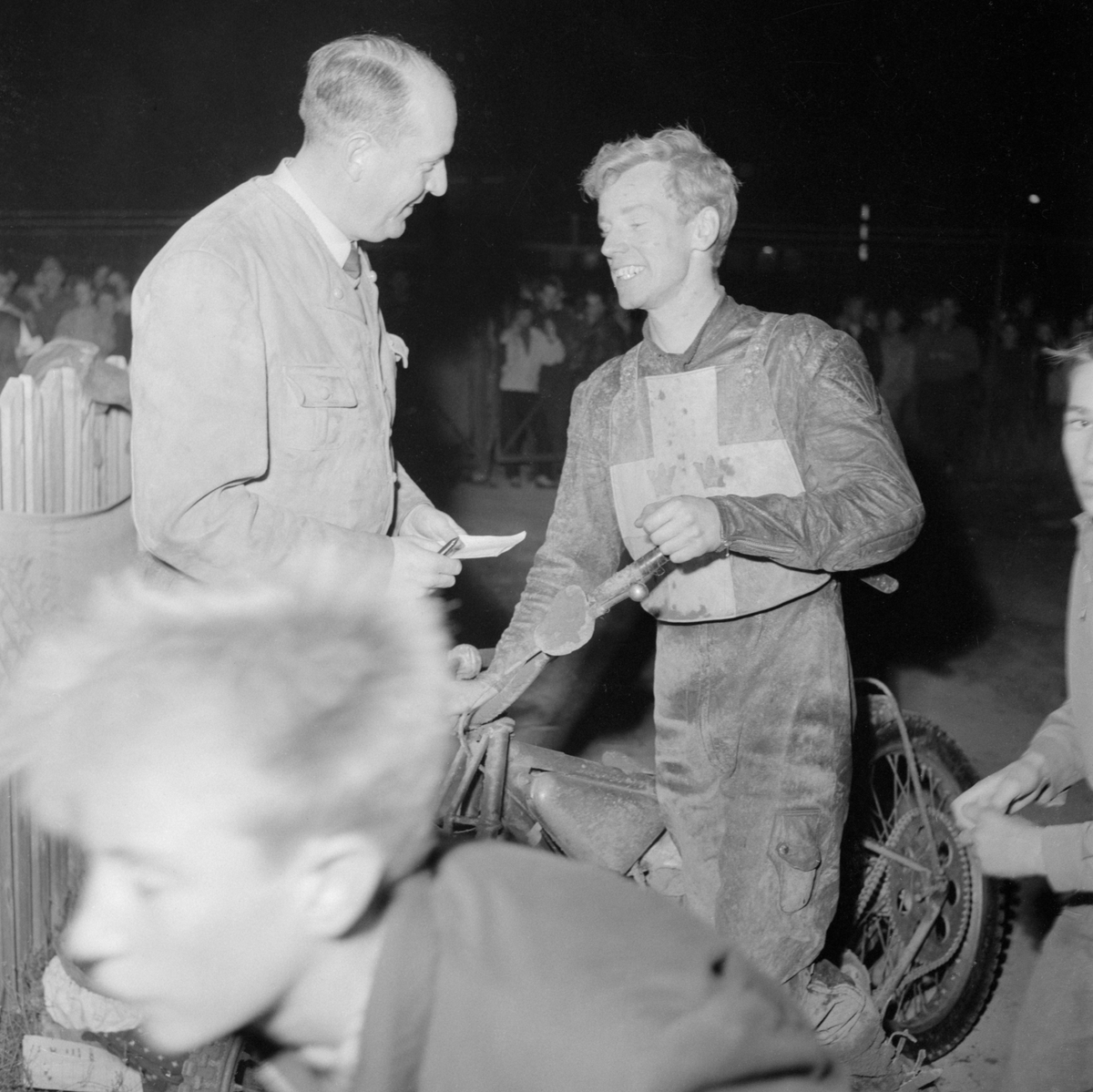 Ove Fundin intervjuas efter svenska landslagets seger över Australasia, ett kombinerat landslag med förare från Australien och Nya Zeeland. Landskampen avgjordes på Kråkvilan i Norrköping den 4 oktober 1955.