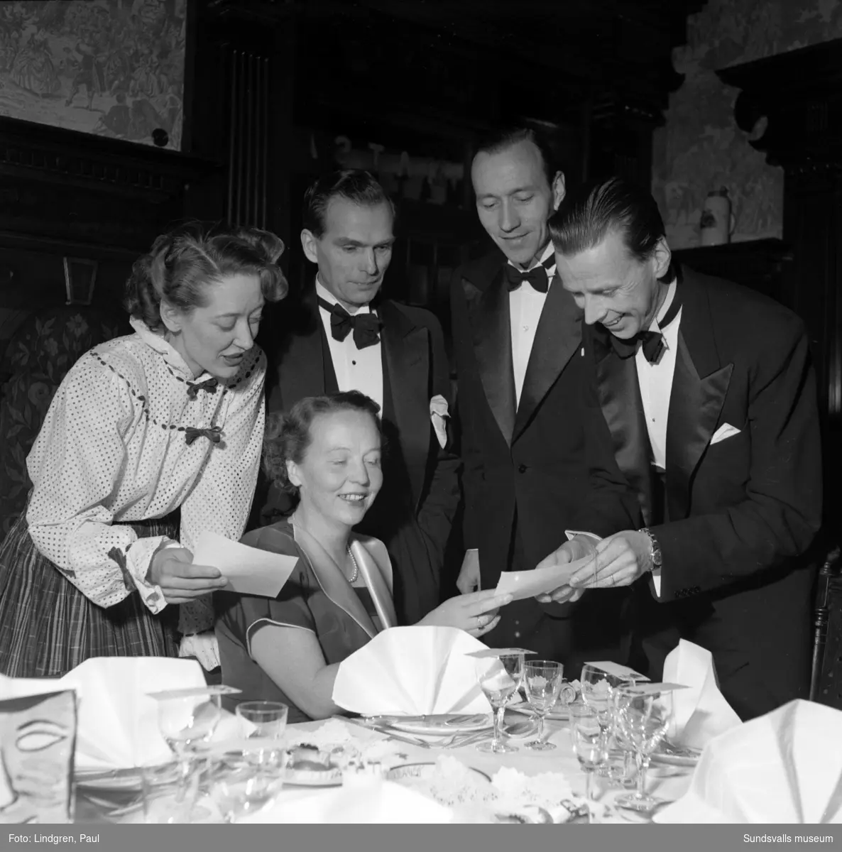 Den nybildade tjänstemannaklubben på Stockviksverken på festligheter i Knaust hotells lokaler. På bilden ses ingenjörerna Strandberg, Bergstedt och Norlinder med fruar.
