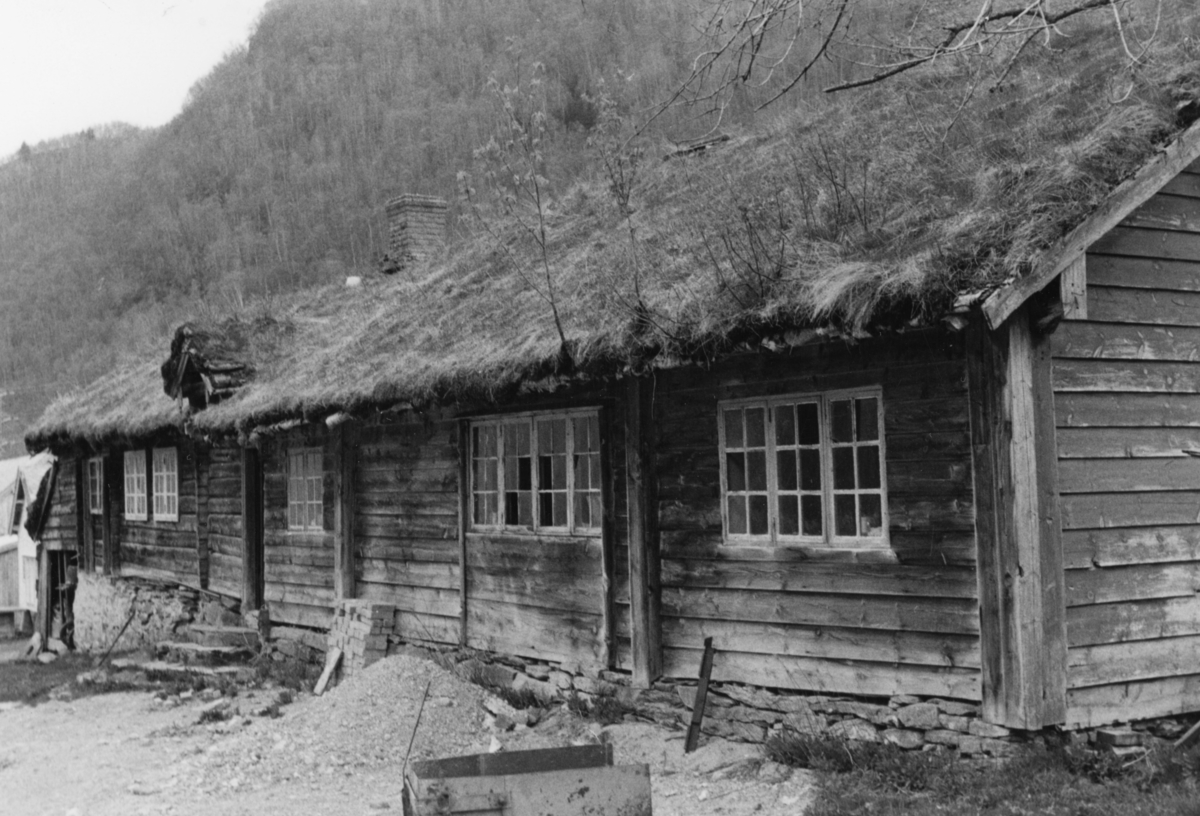 Dokumentasjonsbilder i serie av et stovehus i Øvstegara på Løset i Stordal. Denne stova er senere flyttet til tunet ved gamlekirka i Stordal.