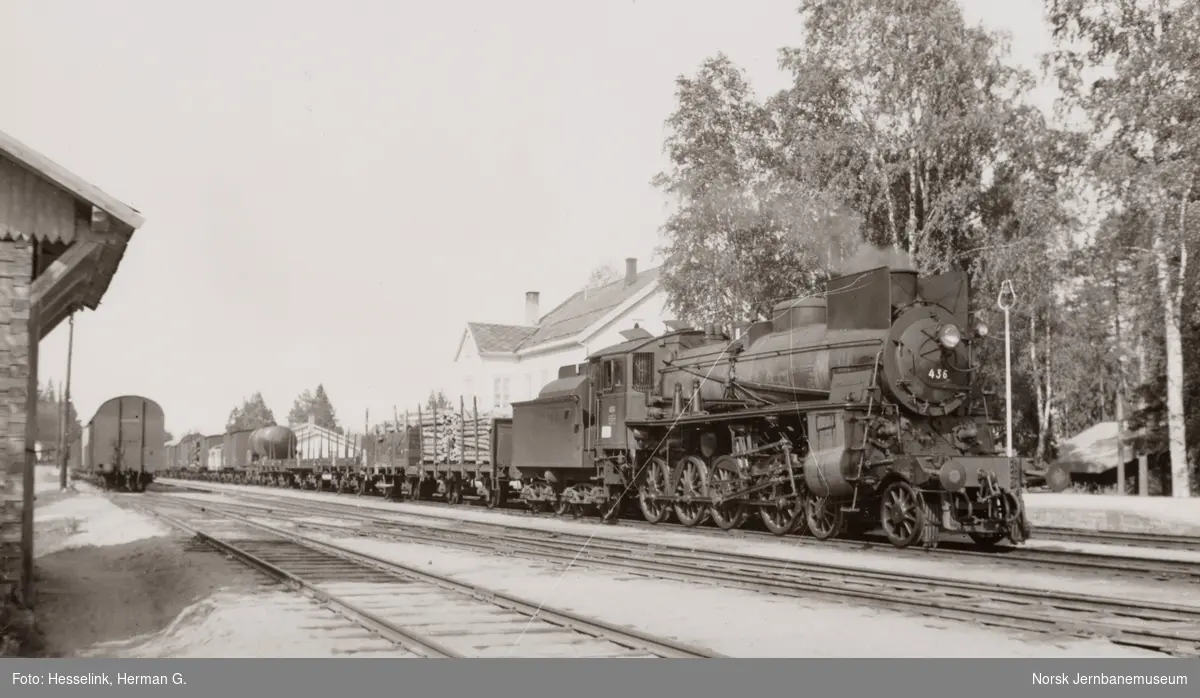 Damplokomotiv type 26c nr. 436 med godstog til Hamar på Rena stasjon